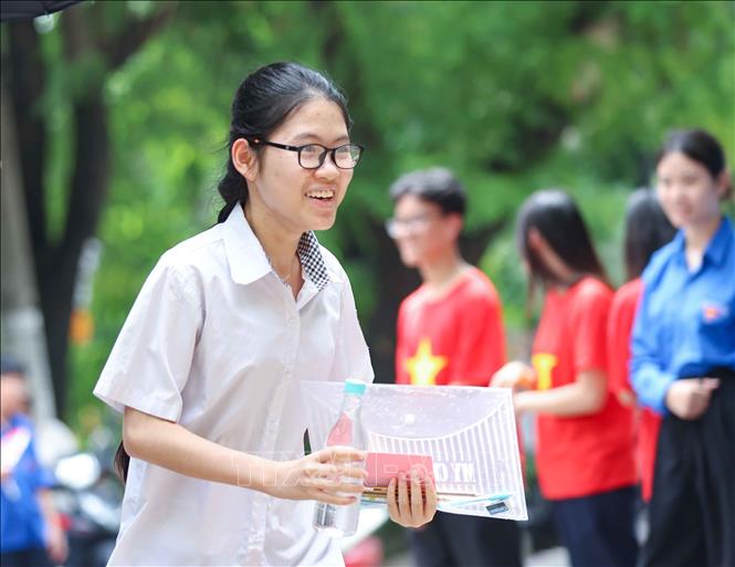 Thí sinh tới điểm thi Trường THPT Trần Nhân Tông để thi môn Ngoại ngữ. Ảnh: Thanh Tùng - TTXVN